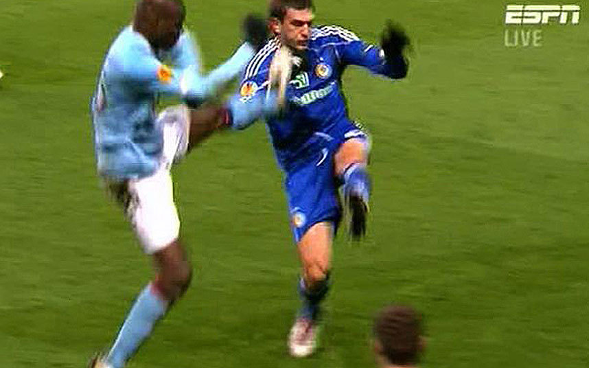 8) Mario Balotelli Manchester City tackle