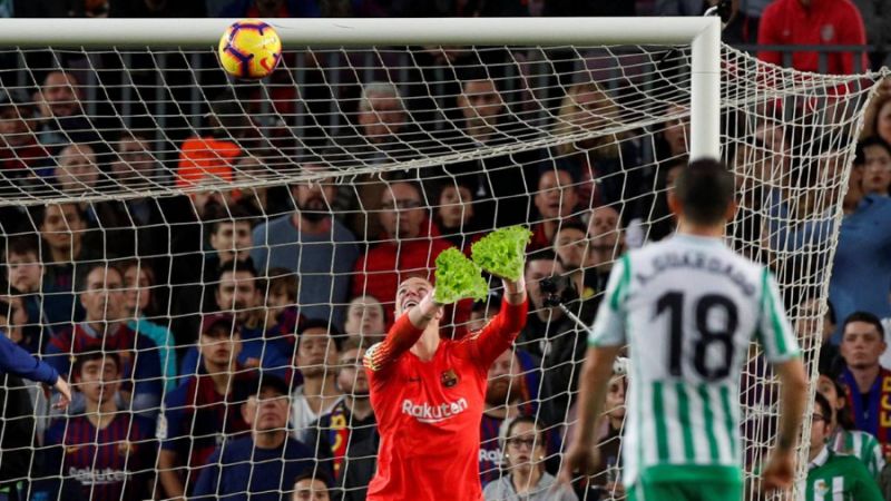 Marc-André ter Stegen struggles to keep out Giovani Lo Celso's shot due to his hands momentarily turning into lettuce.