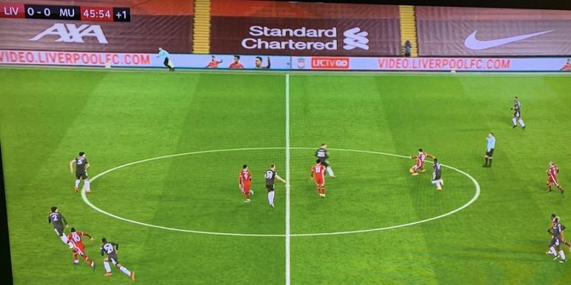 (Image) Referee blows half-time whistle early with Liverpool mid-attack
