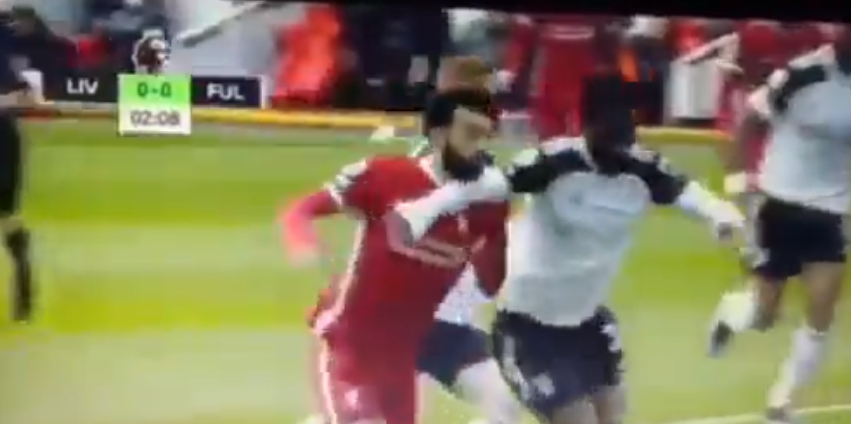 (Video) Officials ignore potential penalty call as Salah struck in the box