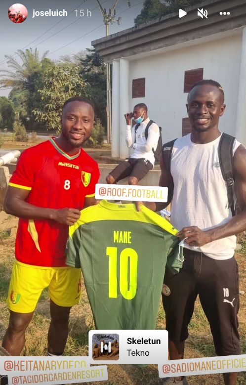Sadio Mane and Naby Keita talk about the Crystal Palace victory and pose with a shirt together in Cameroon