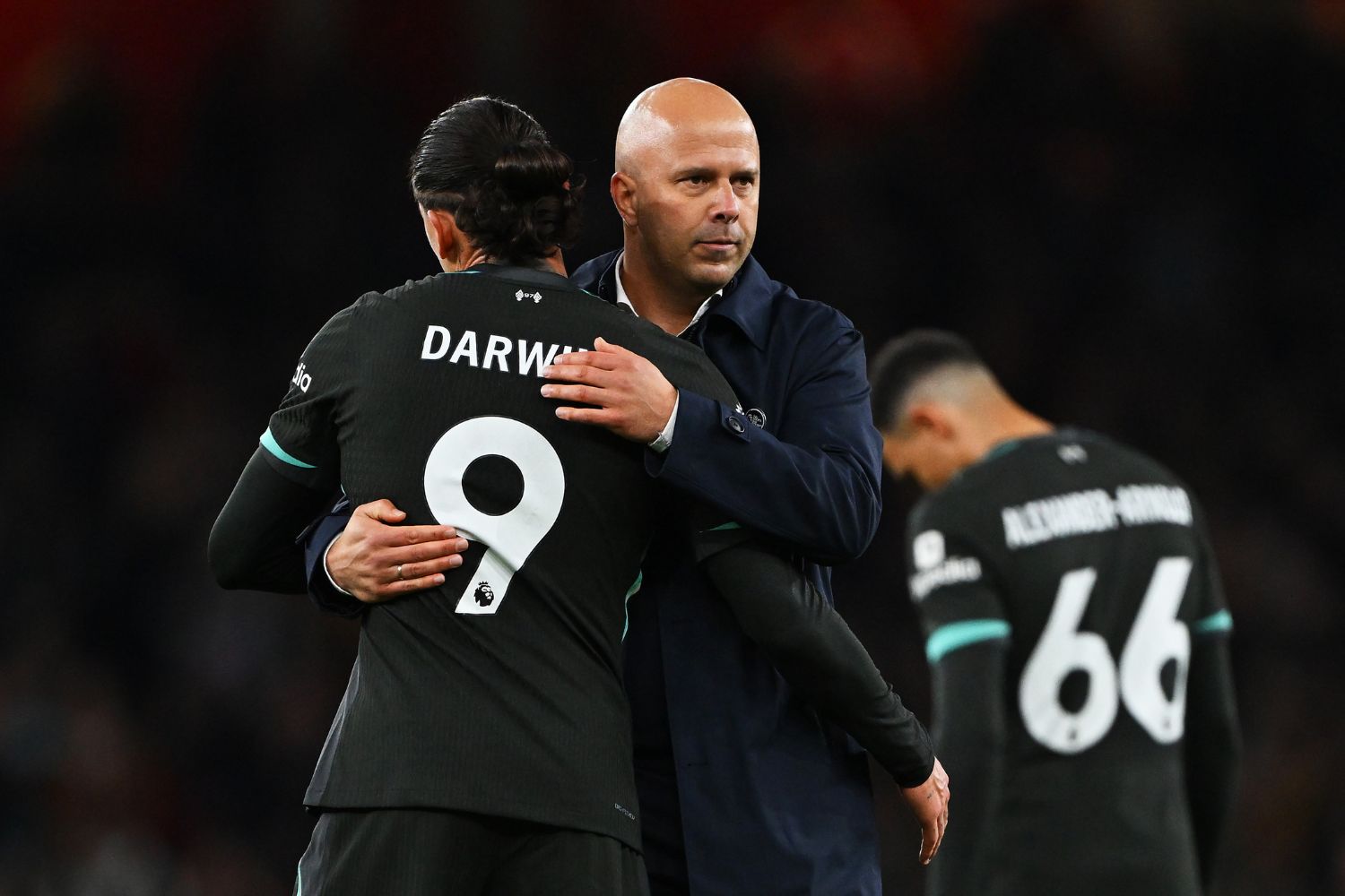 Arne Slot congratulates Darwin Nunez for his performance against Arsenal
