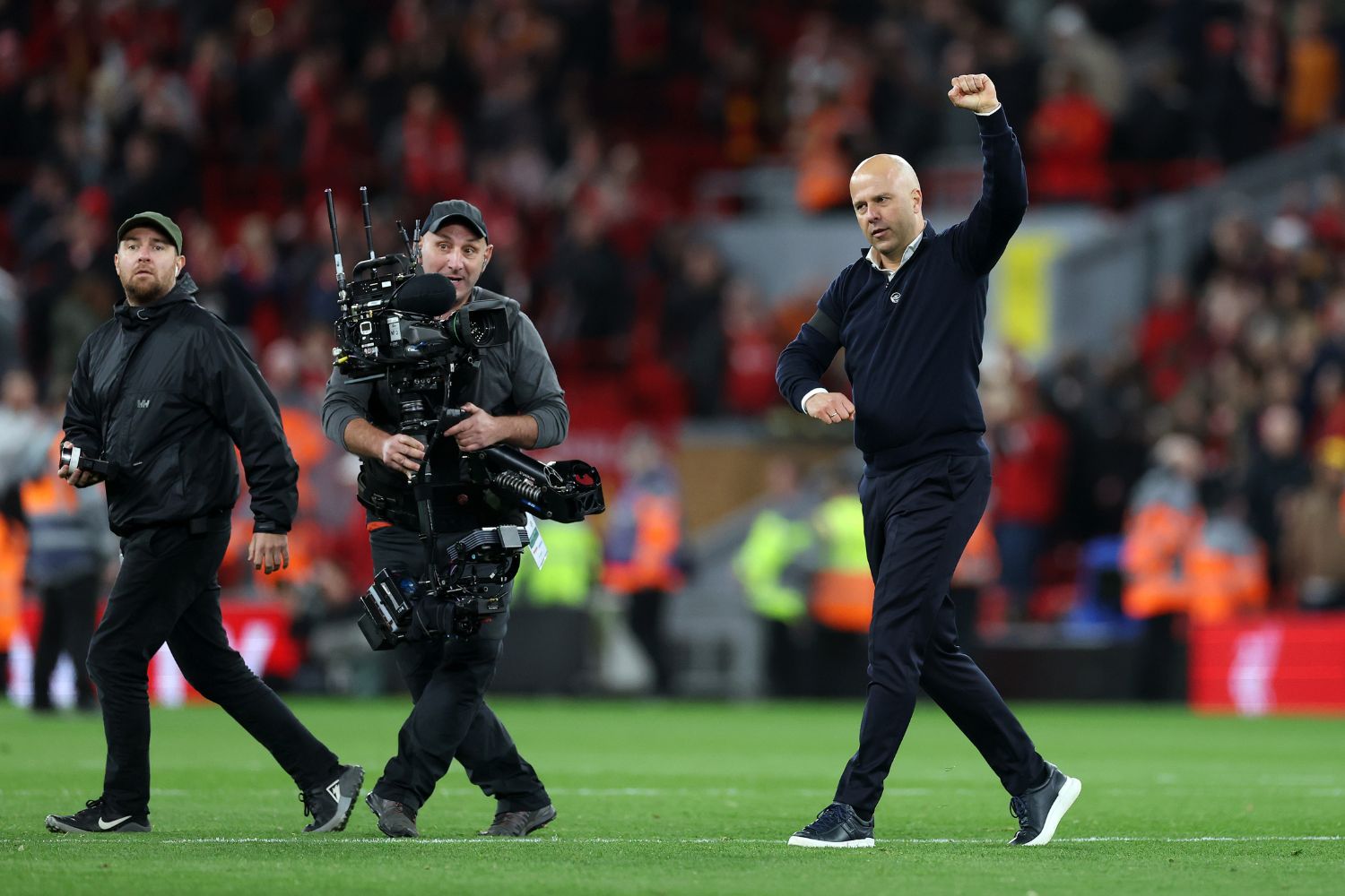 Arne Slot celebrates beating Chelsea