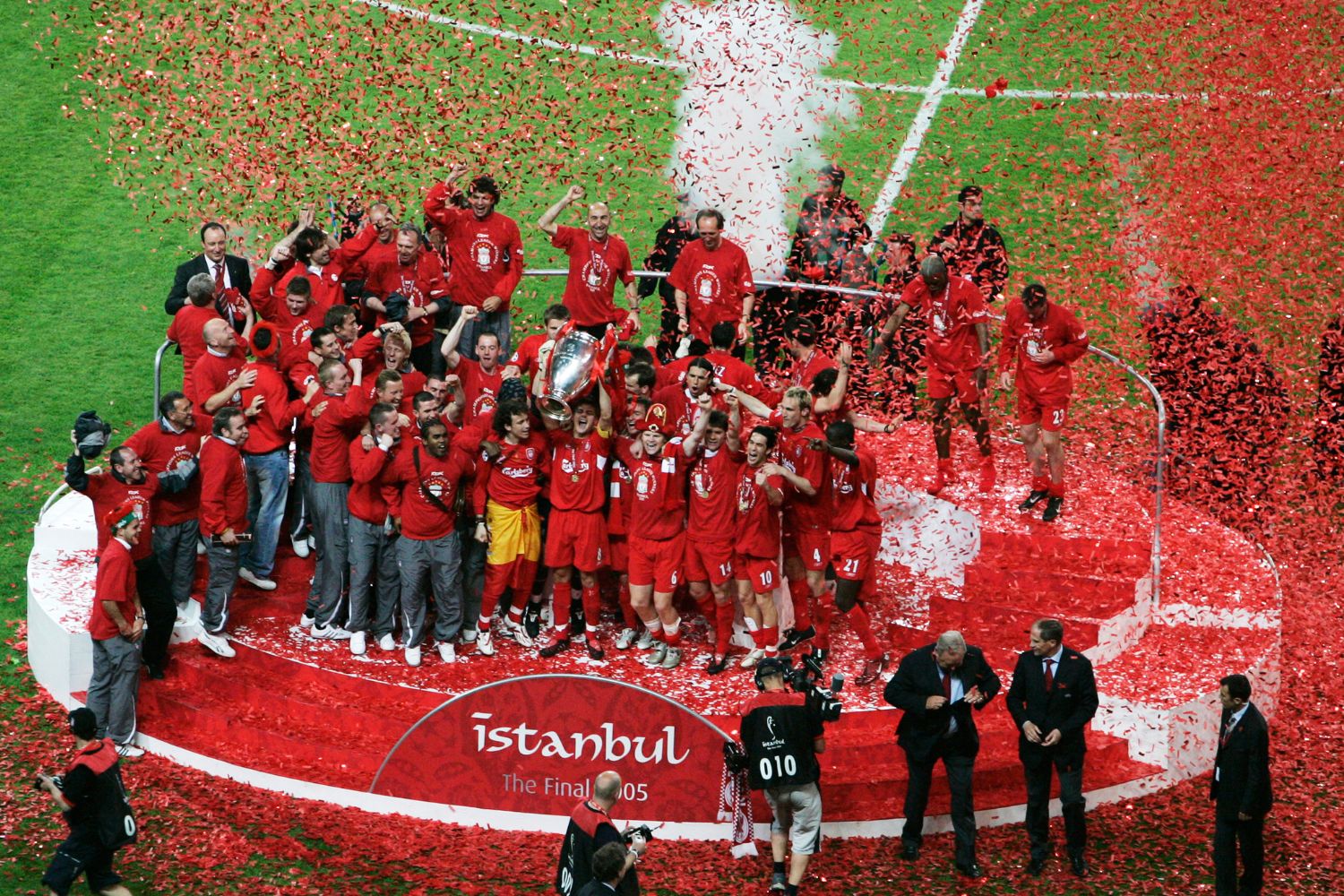 Steven Gerrard lifts the UCL for Liverpool in 2005