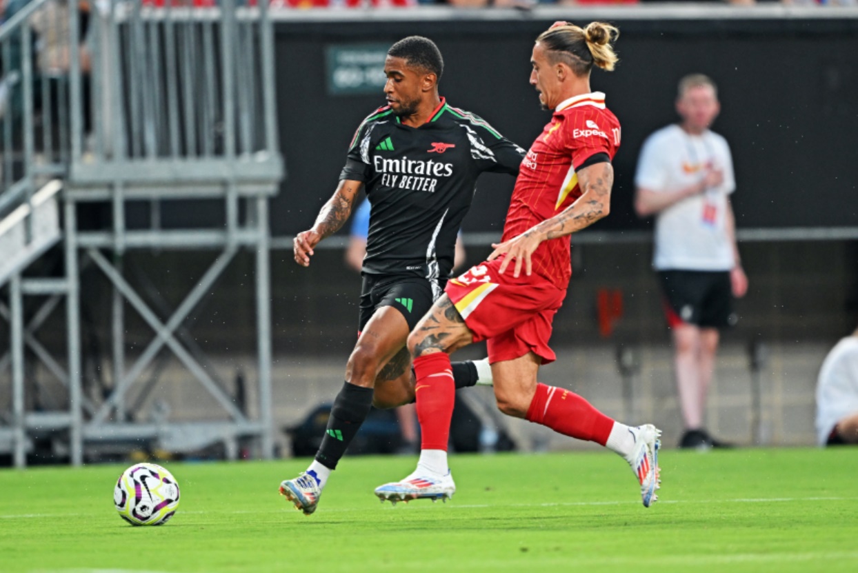 Rio Ferdinand claims that Liverpool are favourites for their match against Arsenal on Sunday