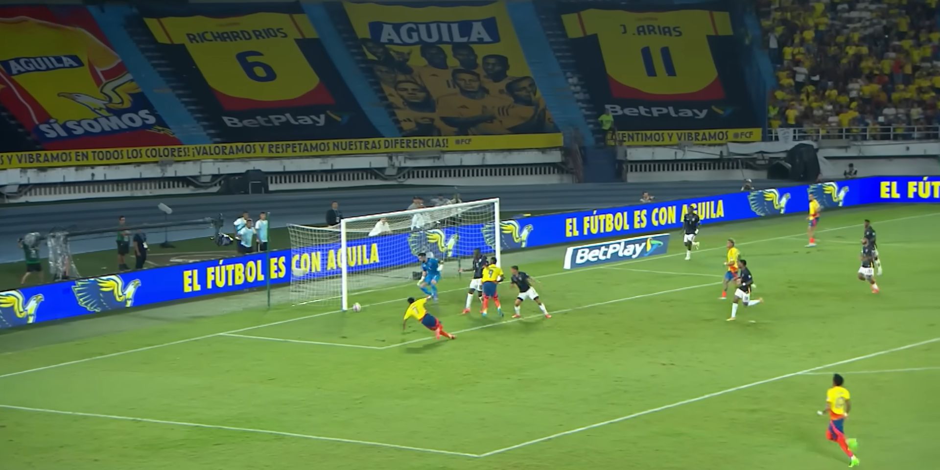 Luis Diaz hits the post for Colombia
