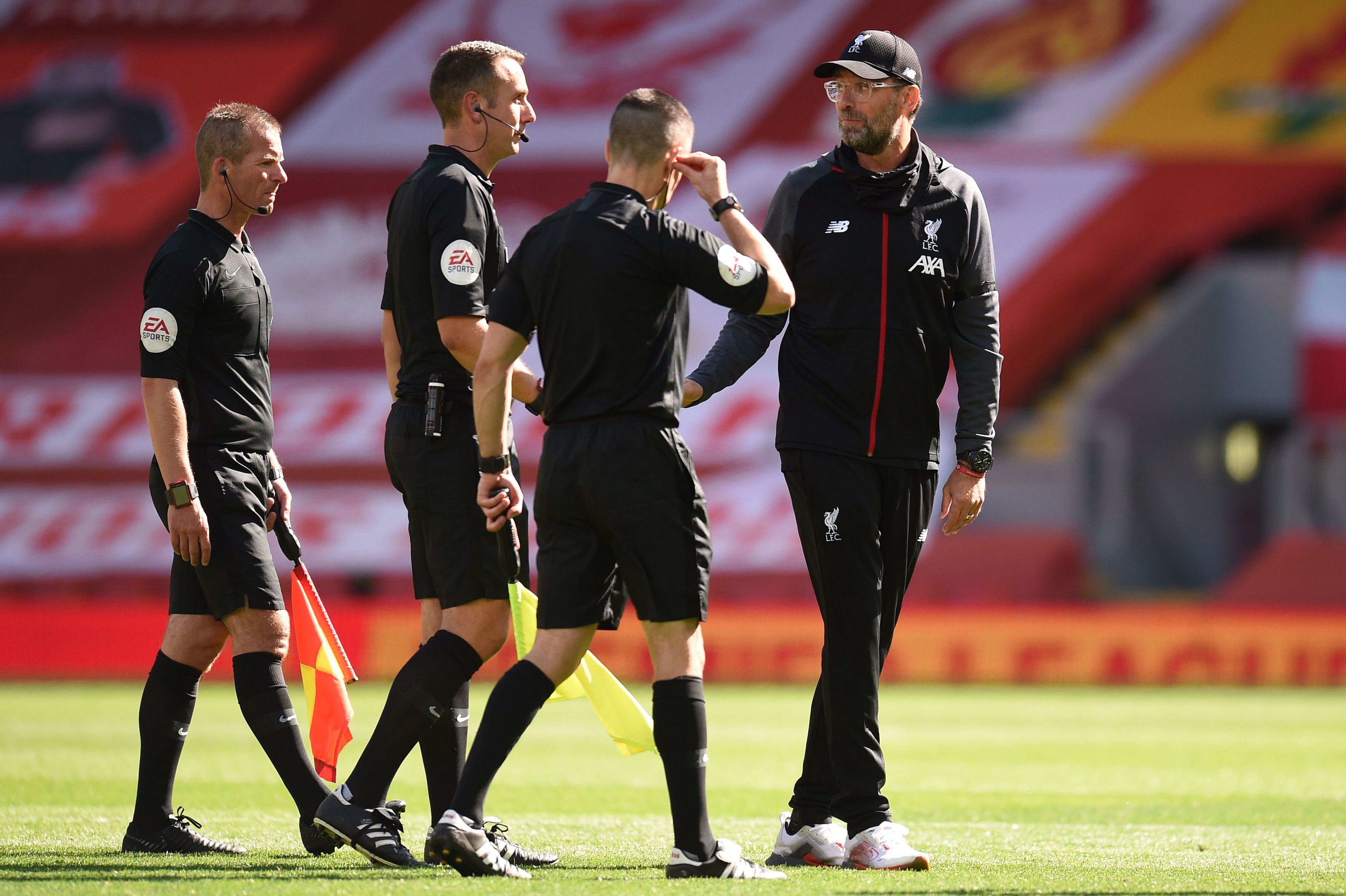 Jurgen Klopp speaks to referee David Coote.