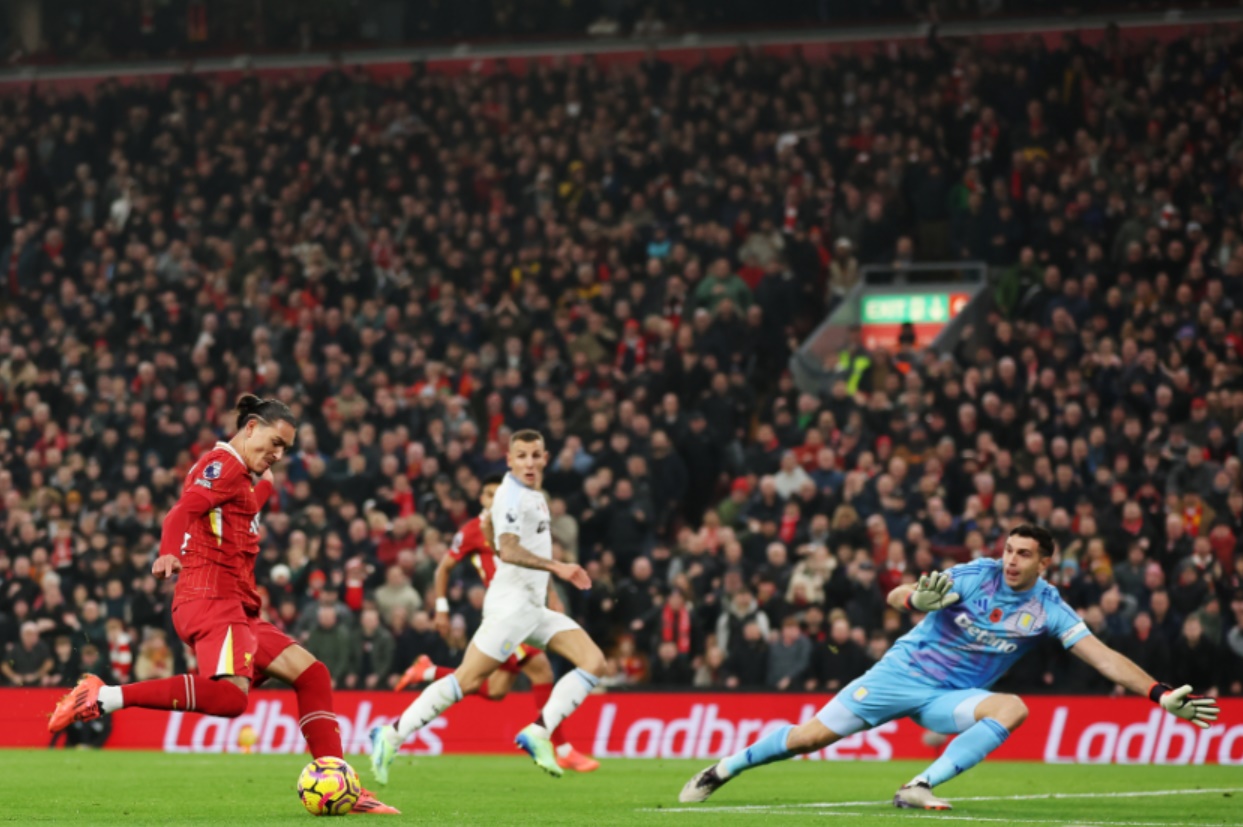 Jeff Winter said David Coote was right to let play continue in the lead-up to Darwin Nunez's goal against Aston Villa