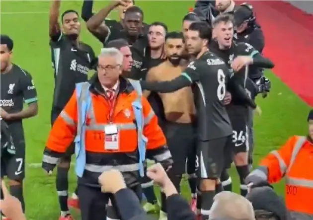 Liverpool players celebrate Mo Salah's winner against Southampton