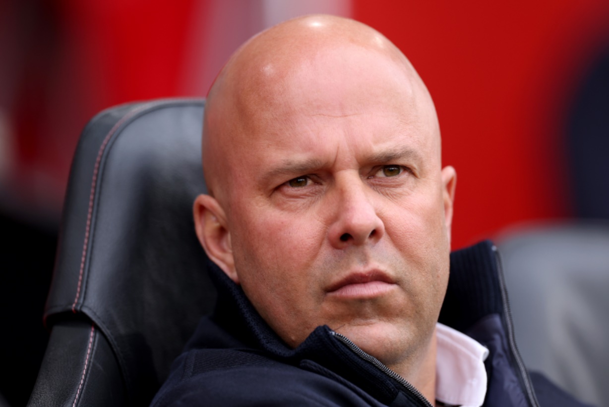 Carragher was surprised by one of Slot's substitutions against Southampton