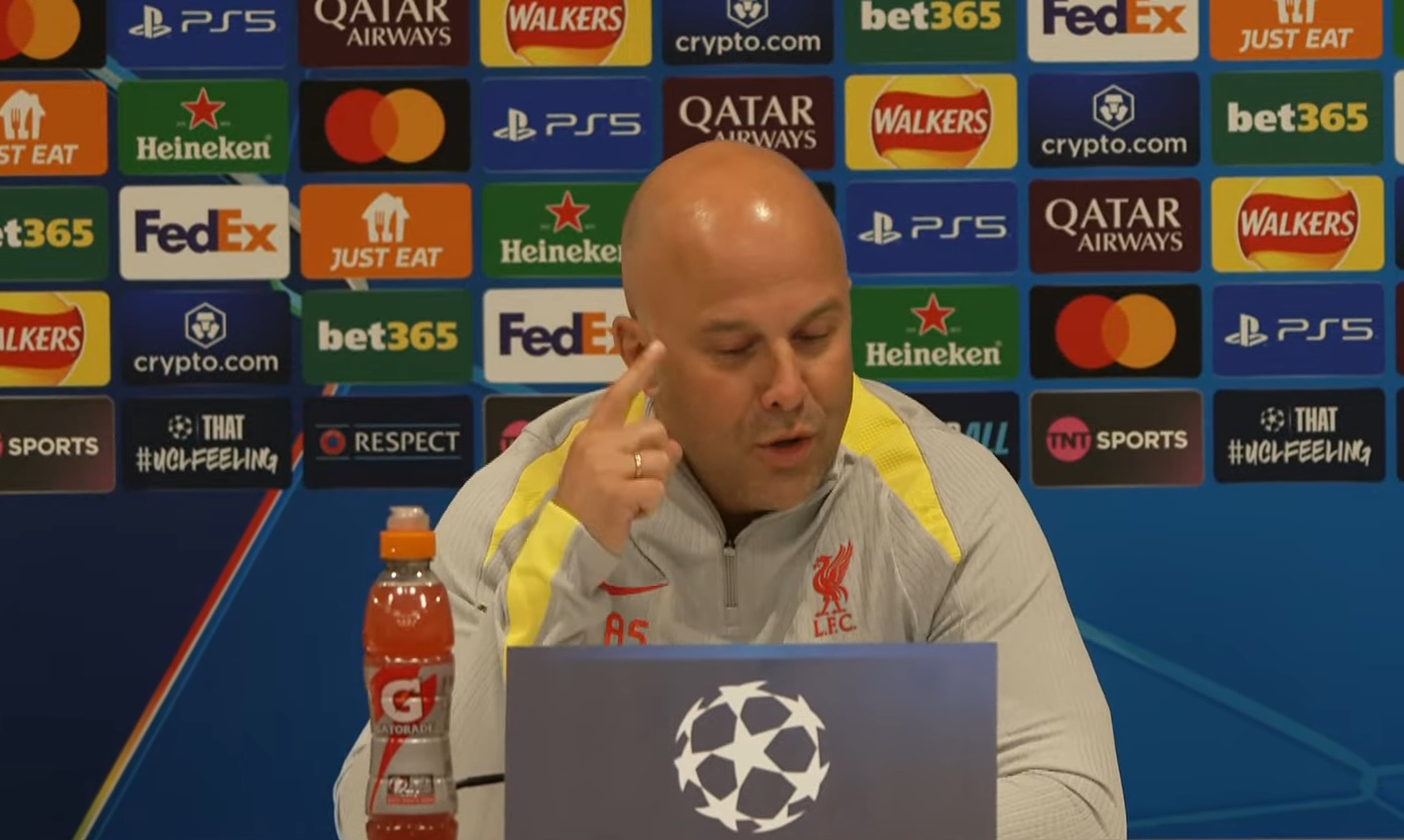 Arne Slot gave a pointed response when asked about Mo Salah's contract comments
