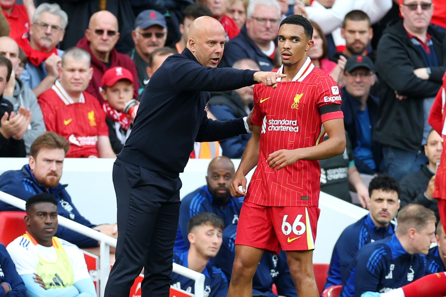 Arne Slot in conversation with Trent Alexander-Arnold