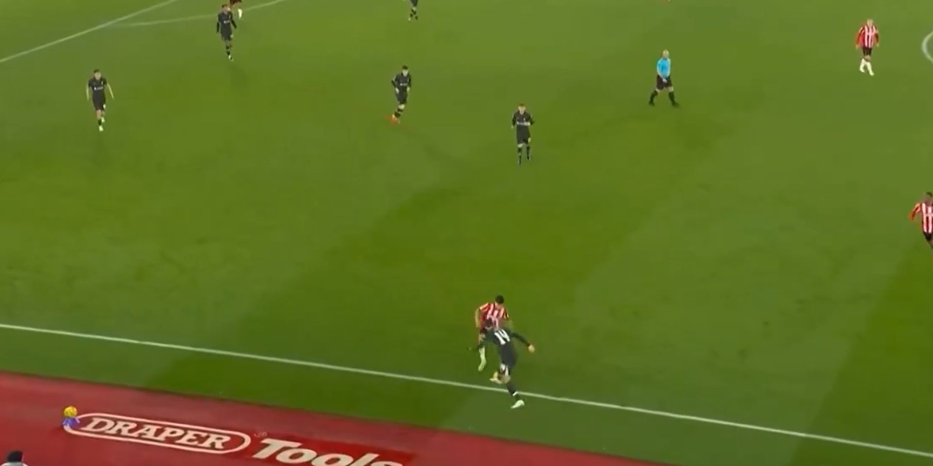 Federico Chiesa nutmegs opponent against Southampton