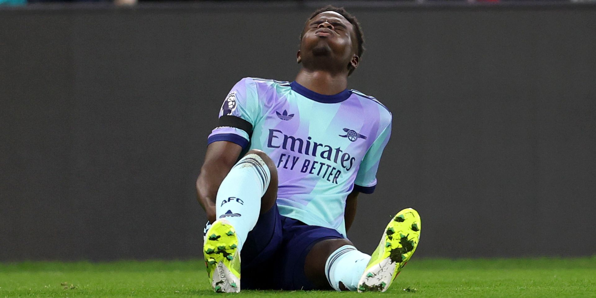 Bukayo Saka tears his hamstring for Arsenal