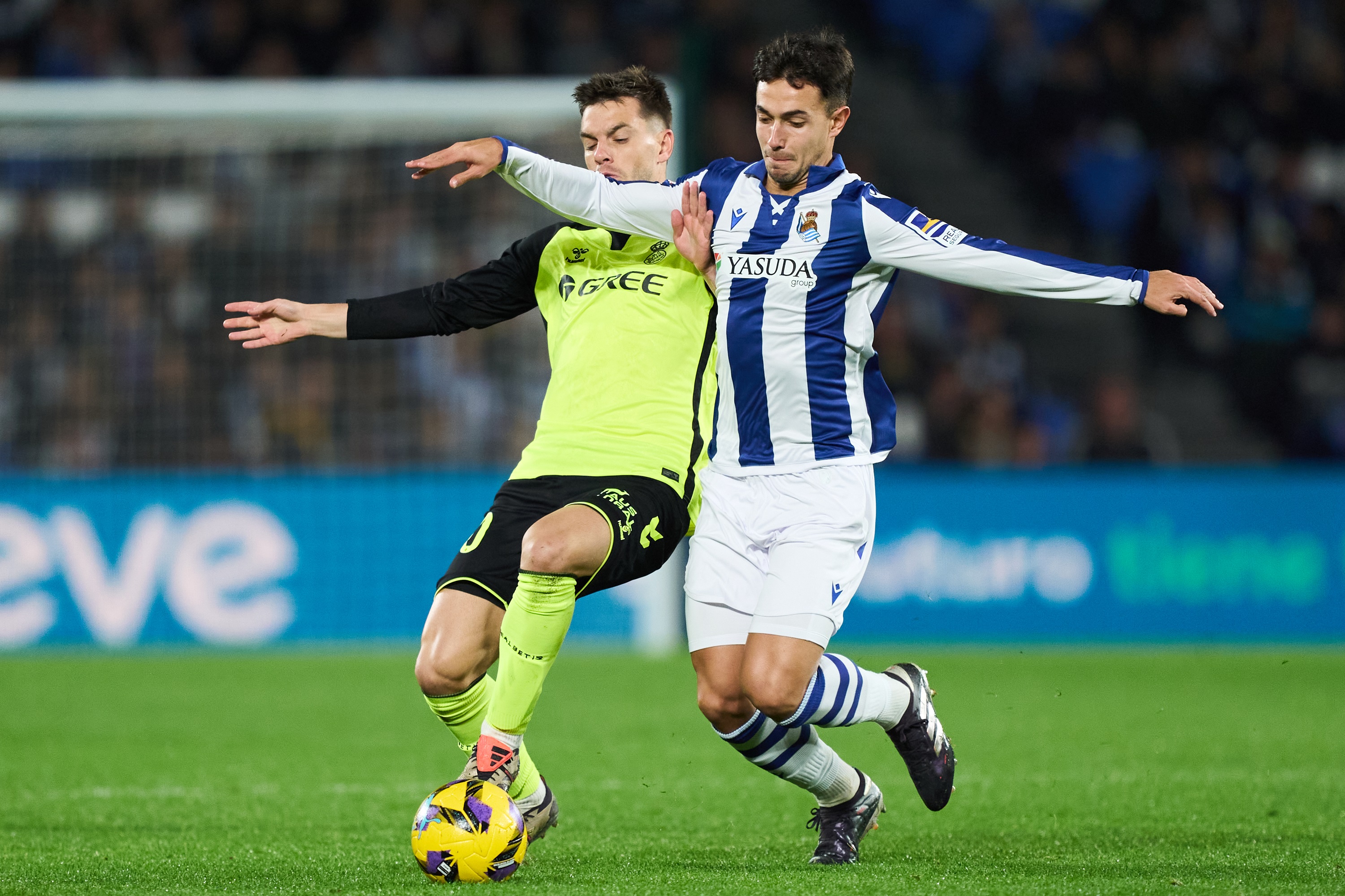 Martin Zubimendi competes for the ball against Real Betis star Giovani Lo Celso.