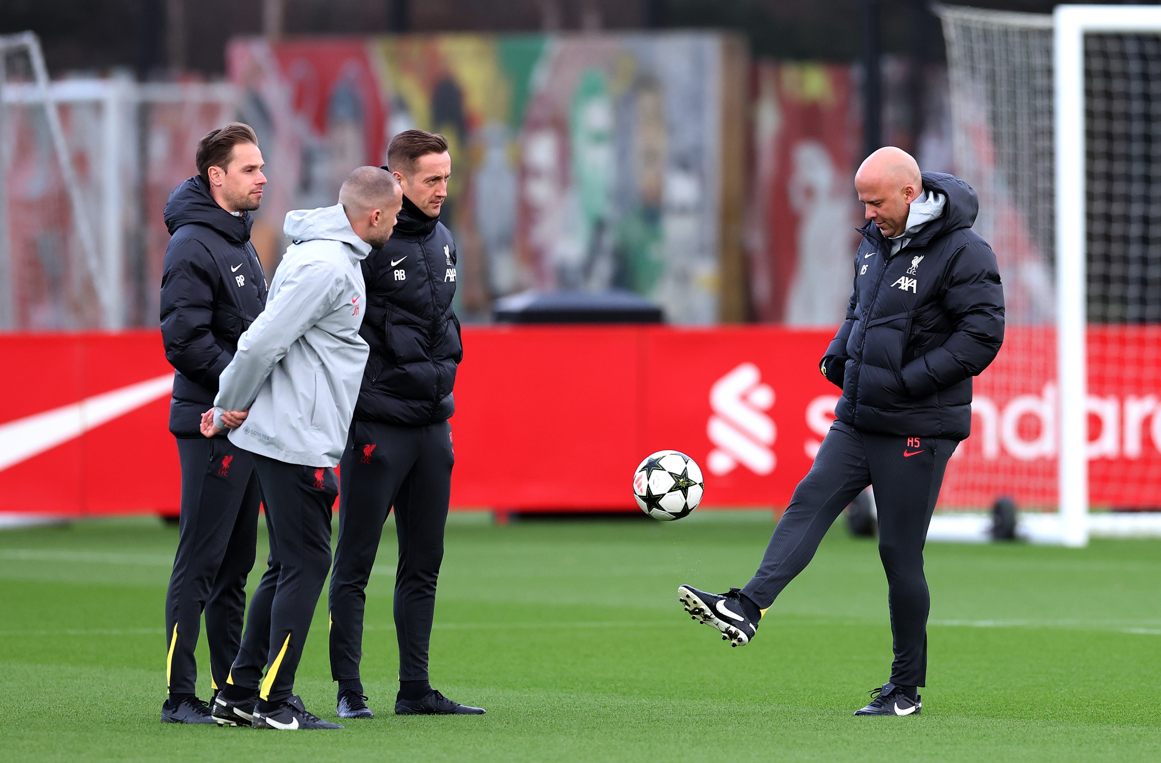 Arne Slot plays with a ball in Liverpool team training.