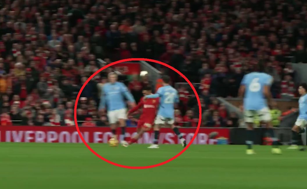 Trent Alexander-Arnold passes to Mo Salah.