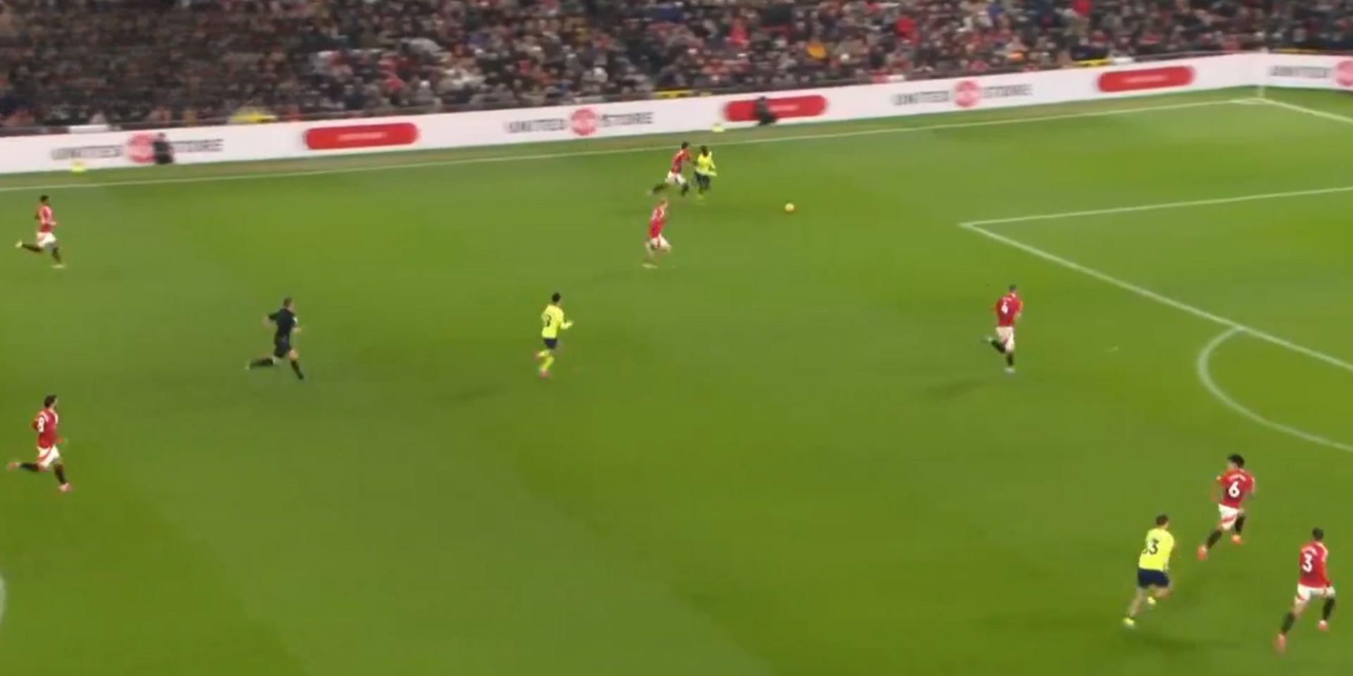 Leny Yoro struggles against Southampton