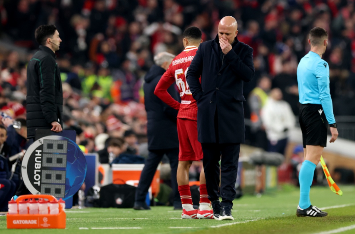 Arne Slot was forced into two substitutions that he didn't want to make against Lille