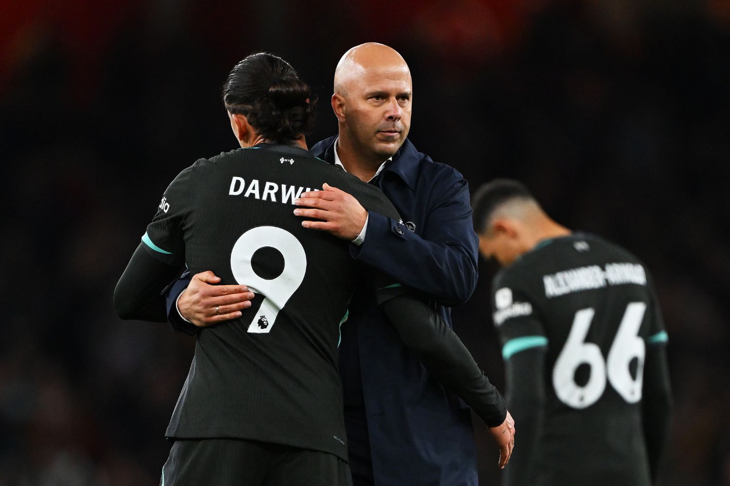 Arne Slot embraces Darwin Nunez at the Emirates Stadium