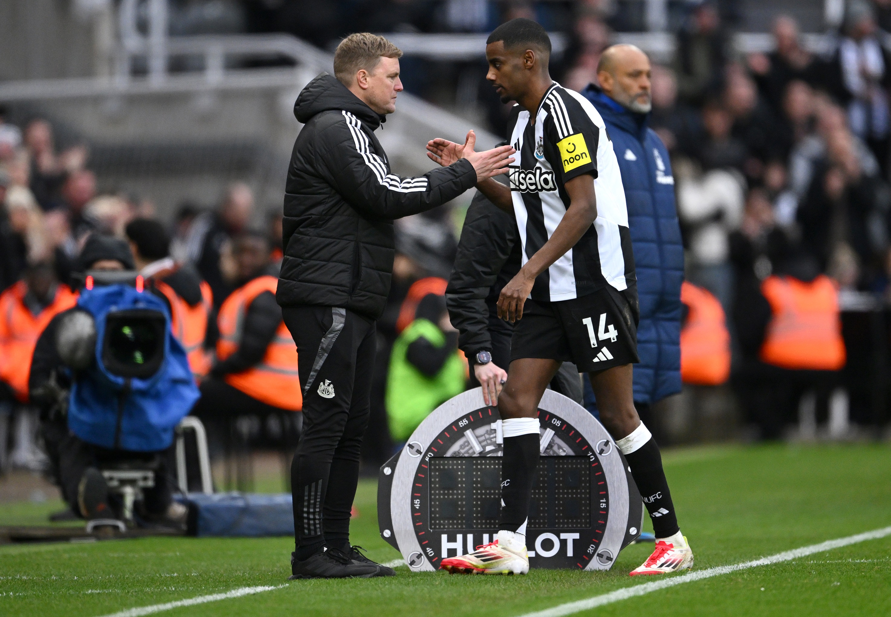 Liverpool transfer target Alexander Isak shakes hands with Newcastle manager Eddie Howe.