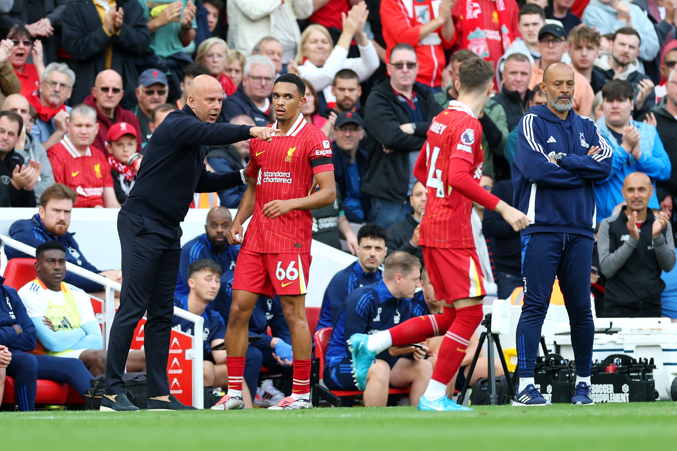 Arne Slot points out something to Trent Alexander-Arnold on the touchline.