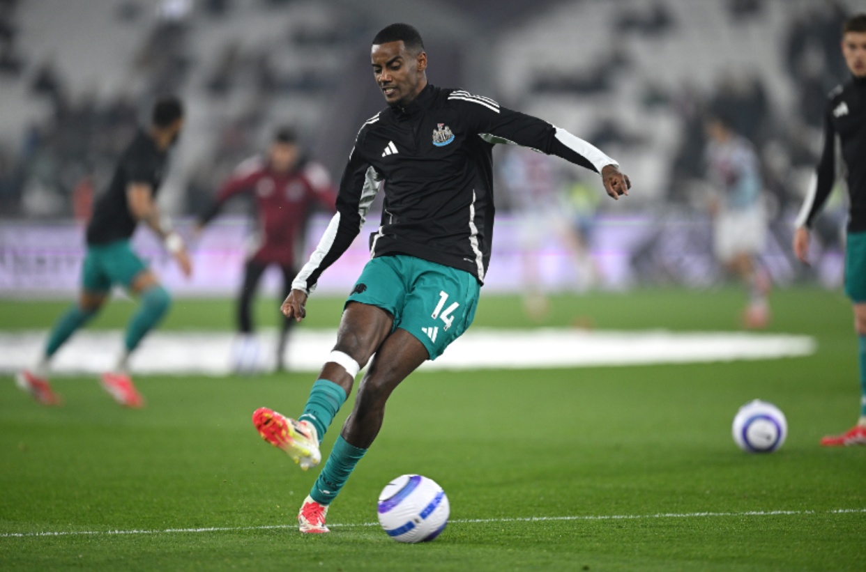 Alexander Isak has insisted that his full focus is on trying to win the Carabao Cup final with Newcastle
