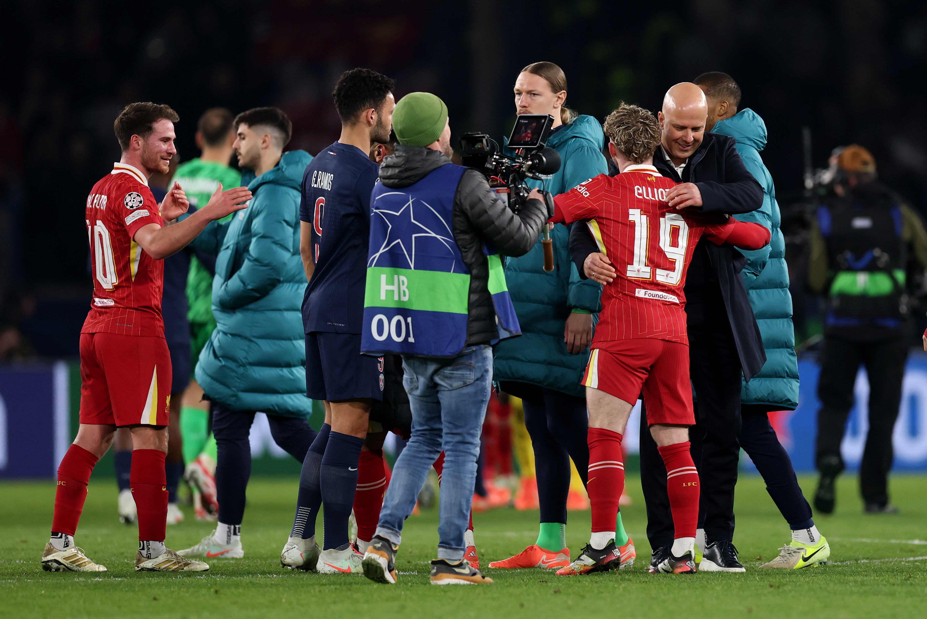 Arne Slot celebrates with Harvey Elliott after Liverpool's win away to PSG