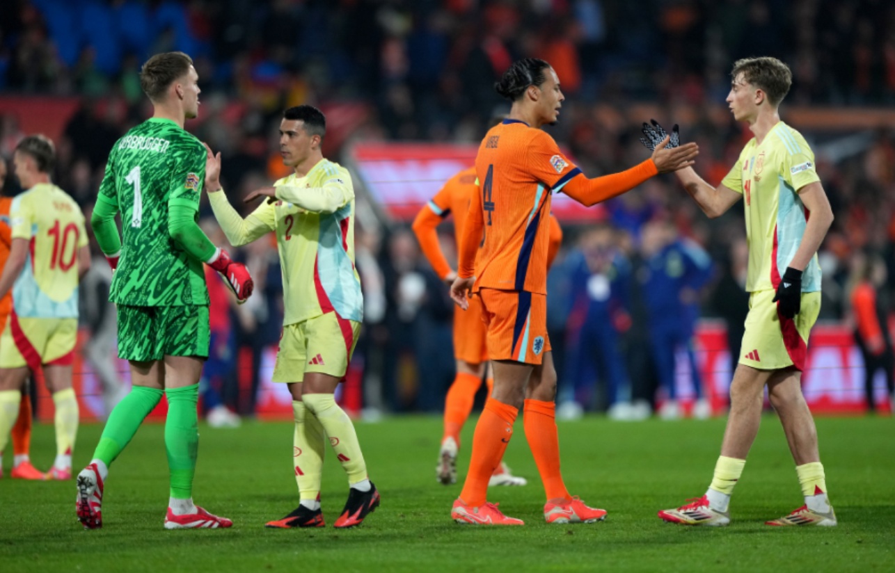 Virgil van Dijk and Dean Huijsen shake hands after Netherlands' draw against Spain