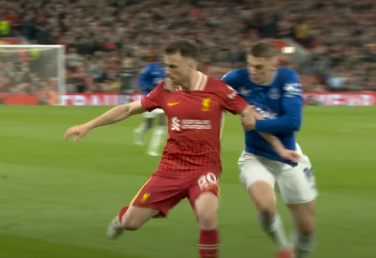 Vitaliy Mykolenko got away with having an extended hold of Diogo Jota
