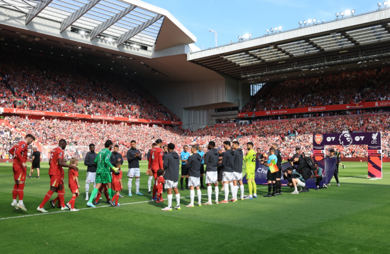 Arsenal players give Liverpool a guard of honour at Anfield