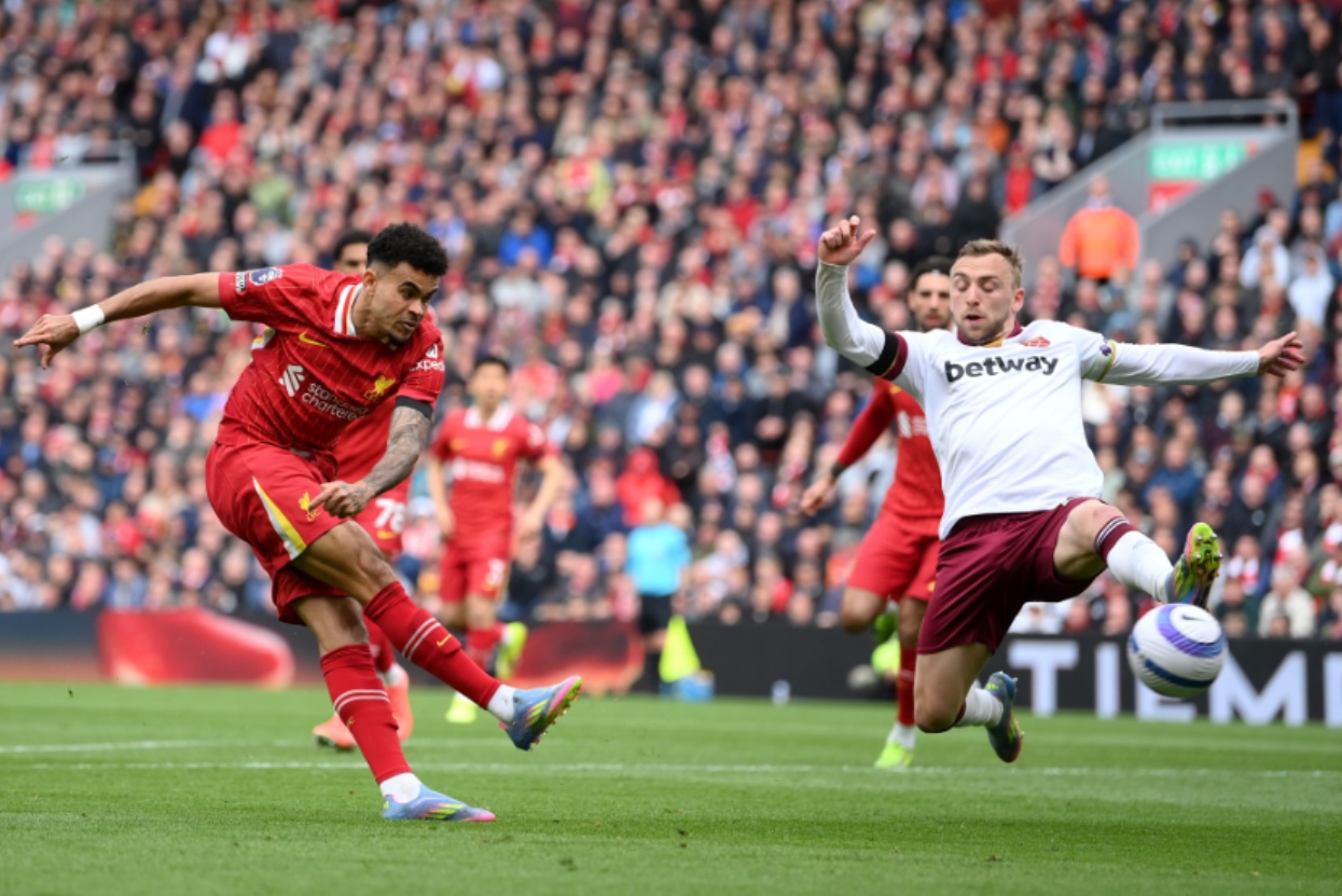 Jamie Carragher now believes that Luis Diaz will stay at Liverpool this summer rather than being sold