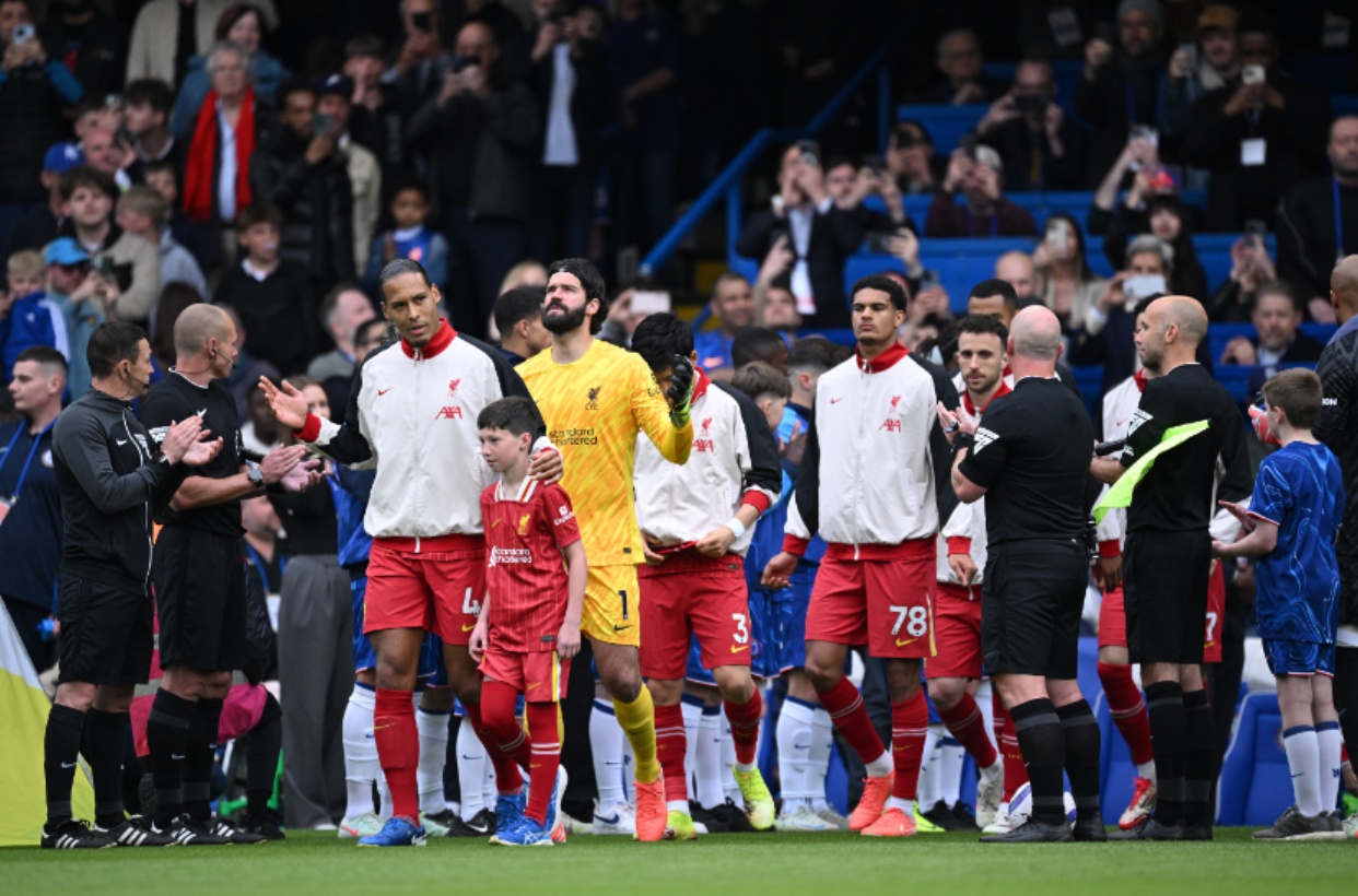 Chelsea gave Liverpool a guard of honour prior to kick-off on Sunday