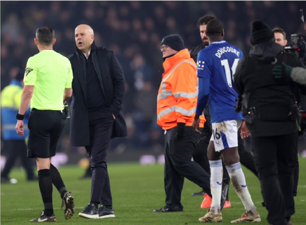 Arne Slot had words with Michael Oliver after the Merseyside derby in February