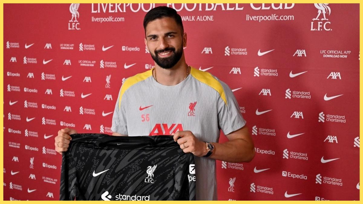 Giorgi Mamardashvili poses with a Liverpool shirt