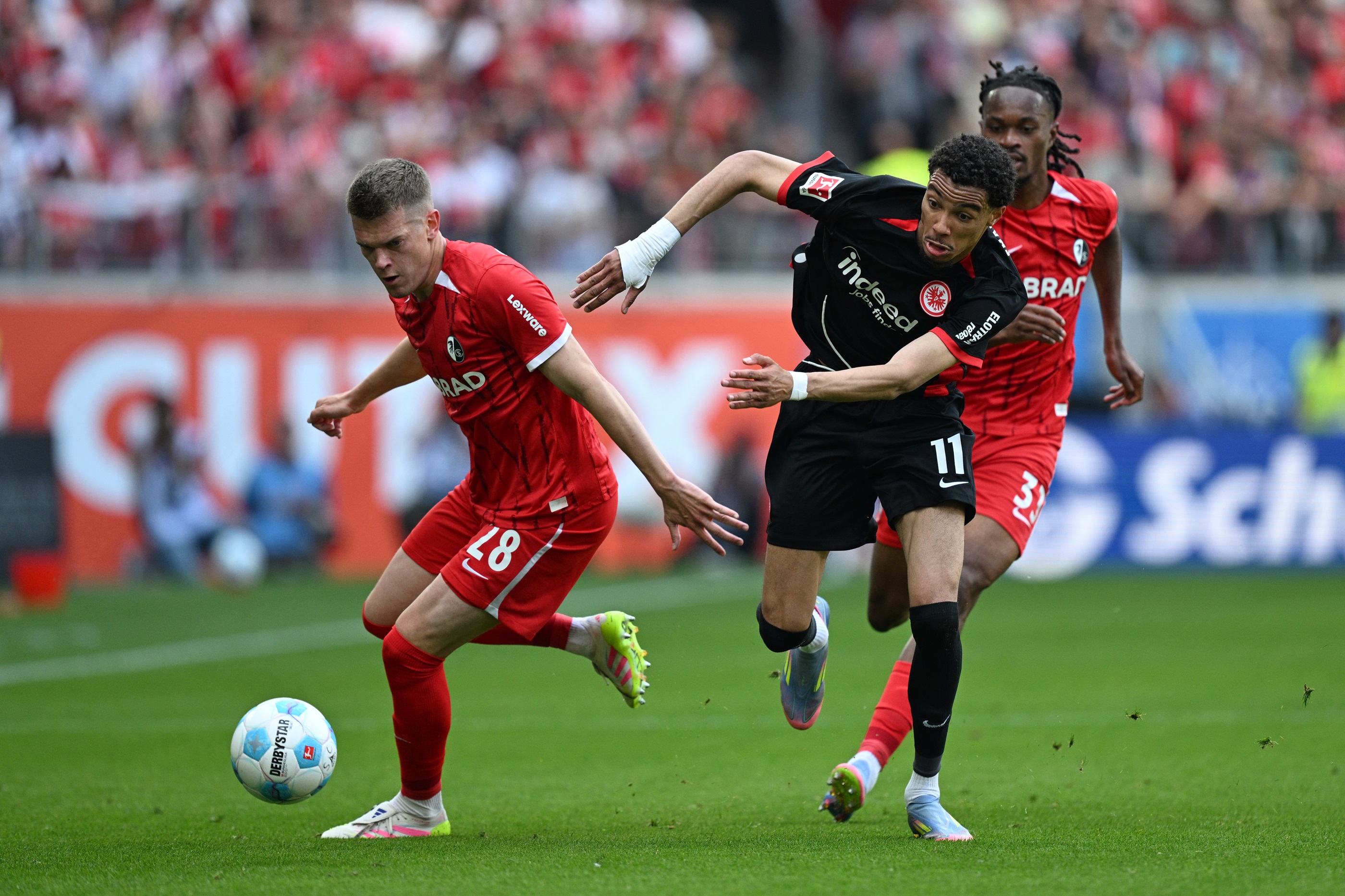 Hugo Ekitike runs after the ball.