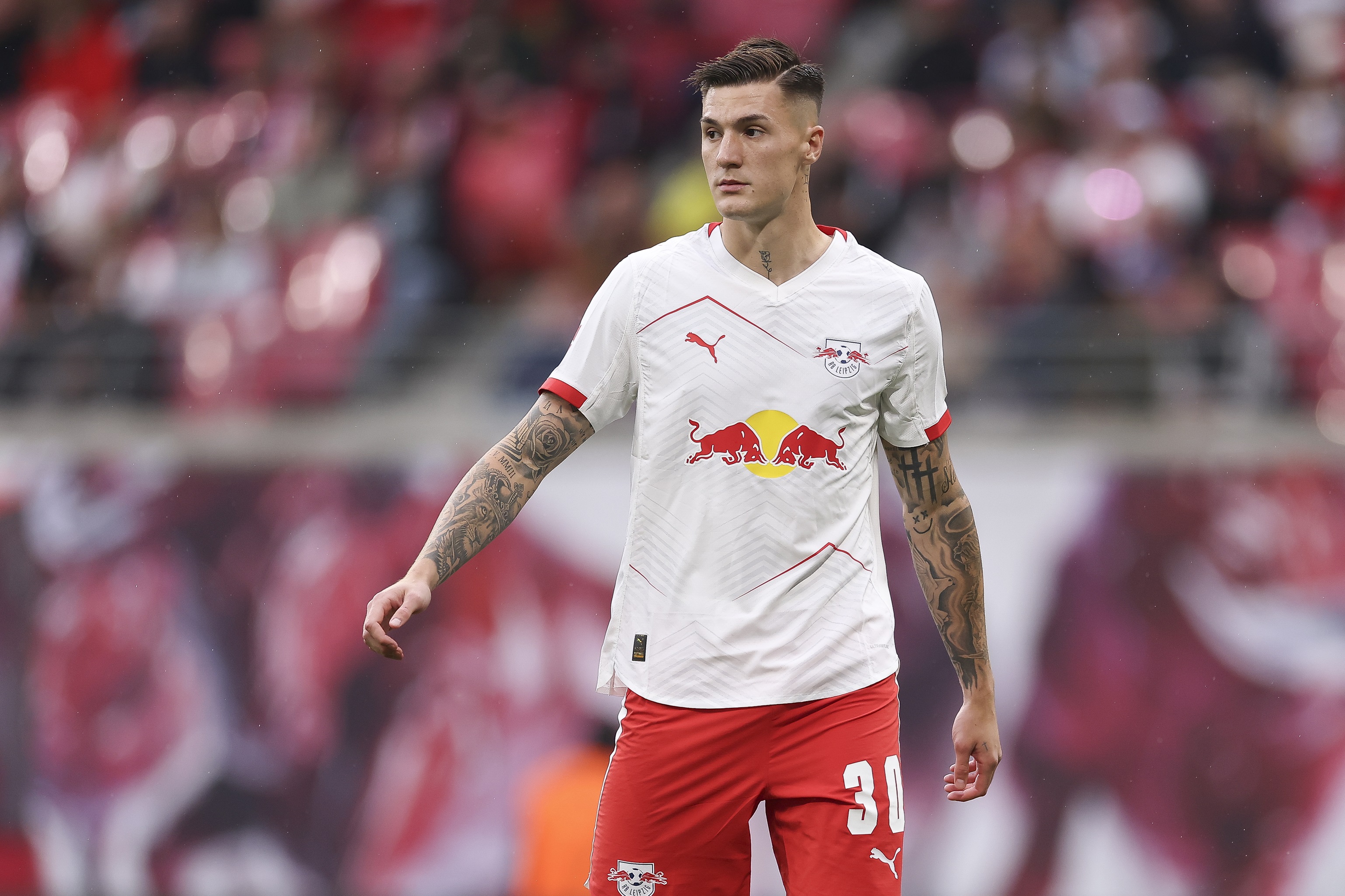 Benjamin Sesko walks on the pitch during Leipzig game.