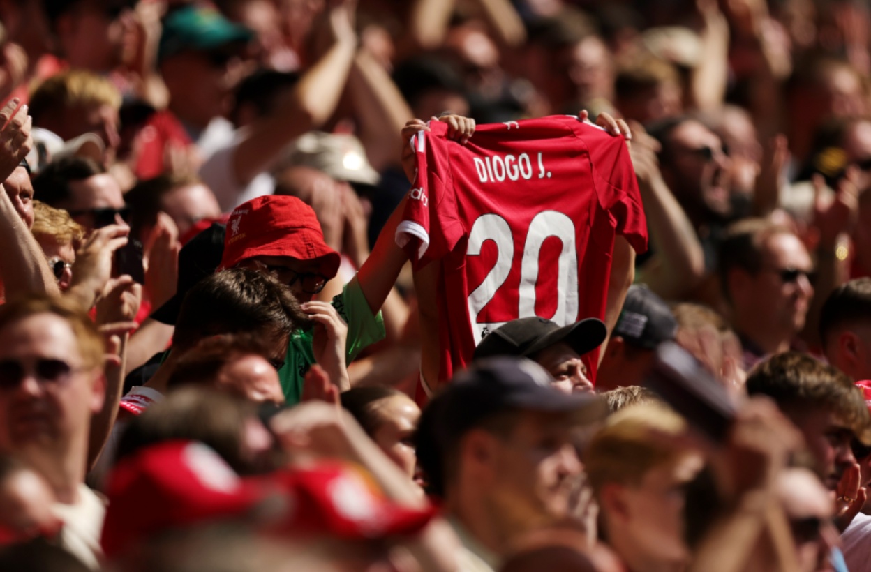 Liverpool fans pay tribute to Diogo Jota before the Community Shield