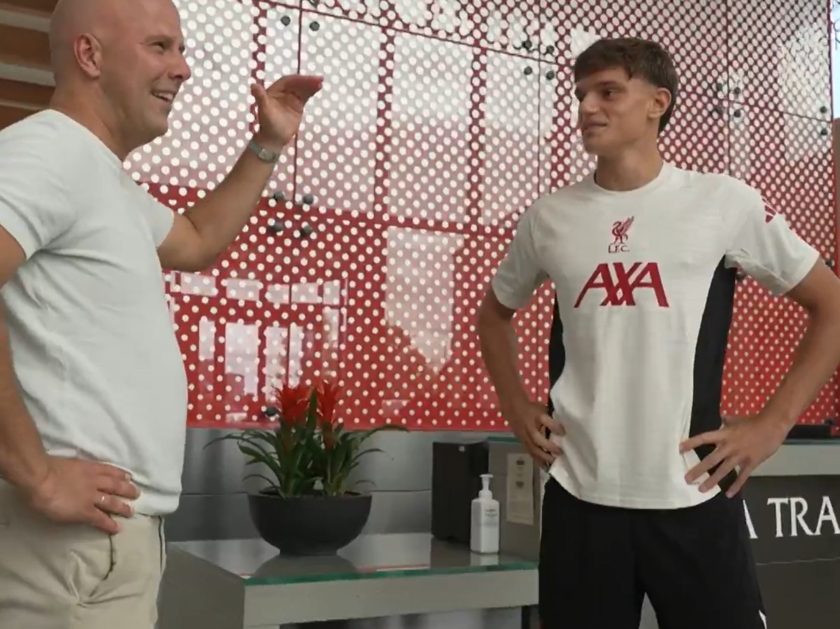 Arne Slot has likened Giovanni Leoni to Virgil van Dijk because of his height
