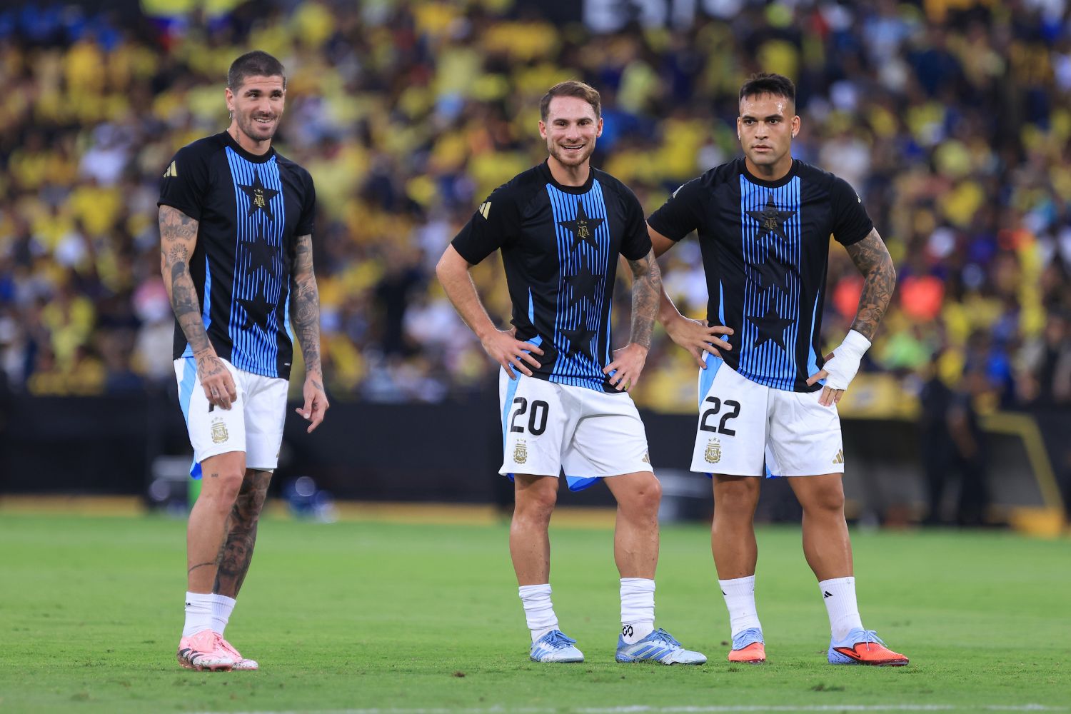 Alexis Mac Allister warms up for Argentina