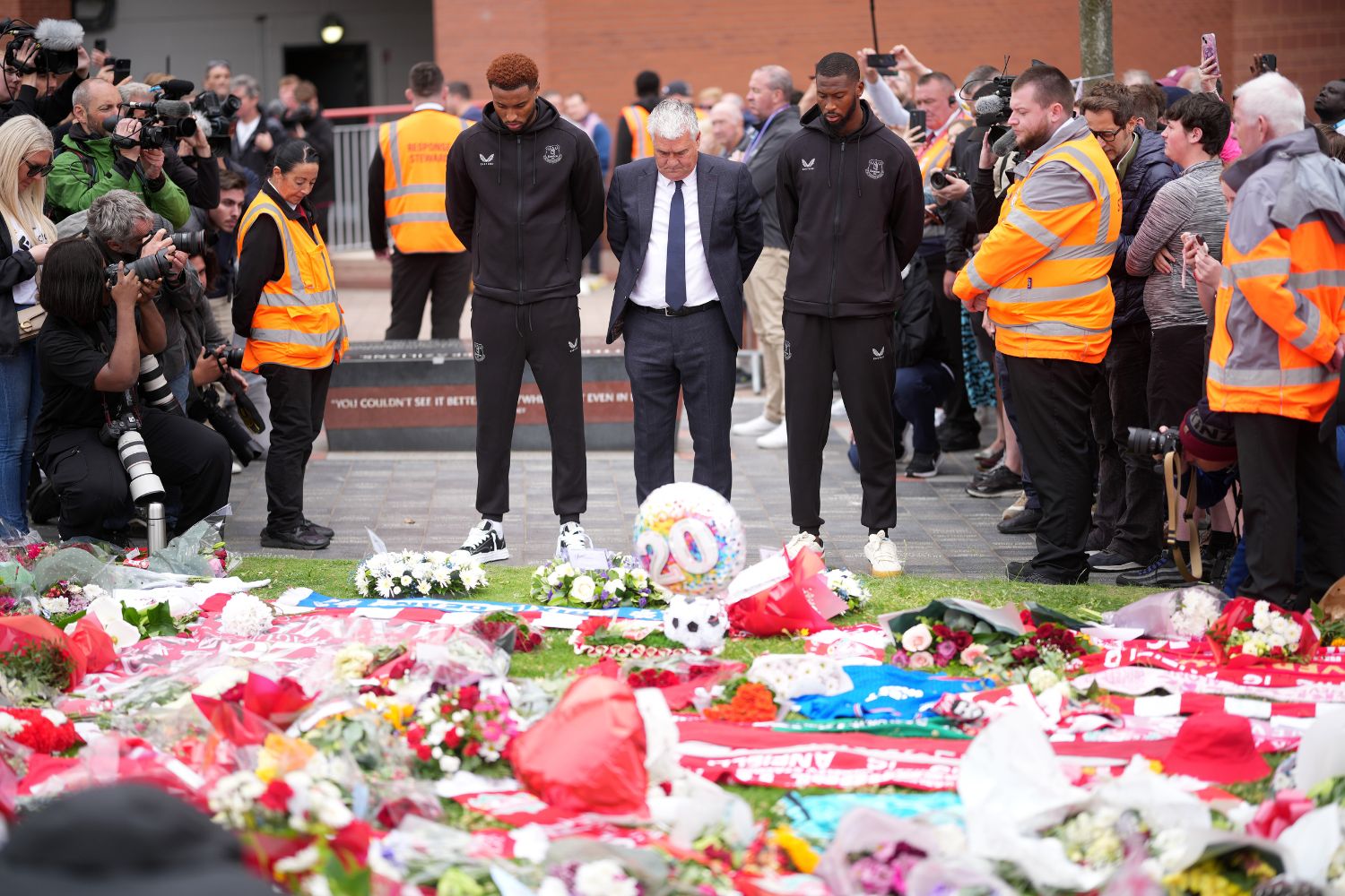 Everton players Beto and Youssef Chermiti, and former player Ian Snodin lay tributes and pay their respects to Diogo Jota