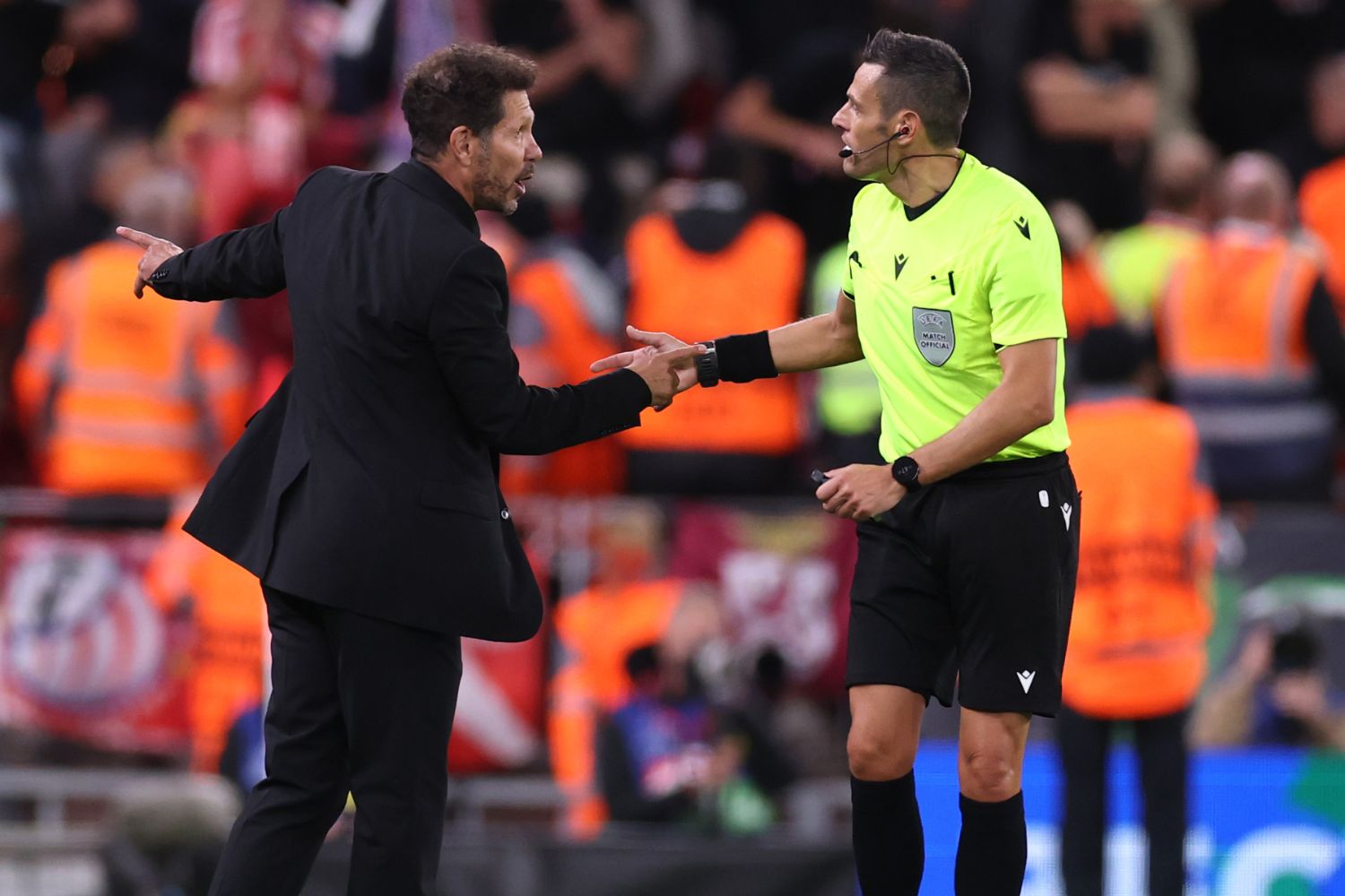 Diego Simeone complains to referee