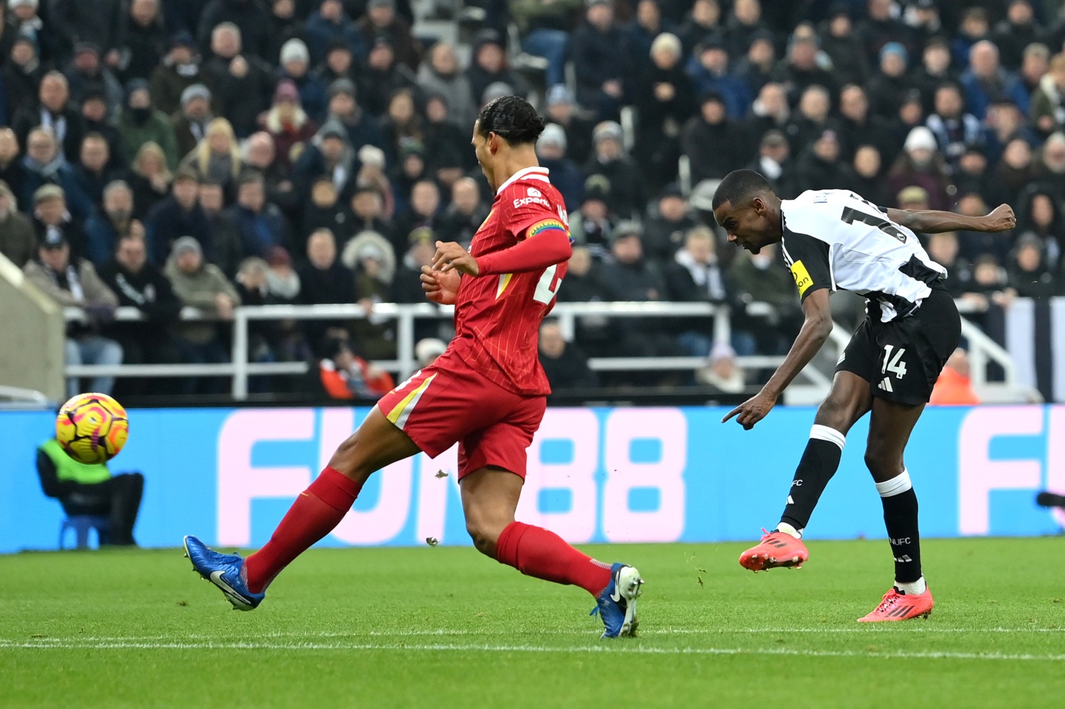 Gary Neville highlighted how Alexander Isak has previously caused problems for Virgil van Dijk