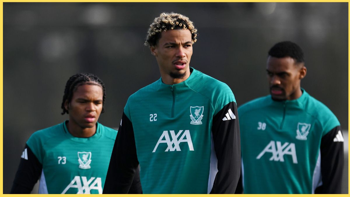 Hugo Ekitike stands in front of Rio Ngumoha and Alexander Isak in Liverpool training.