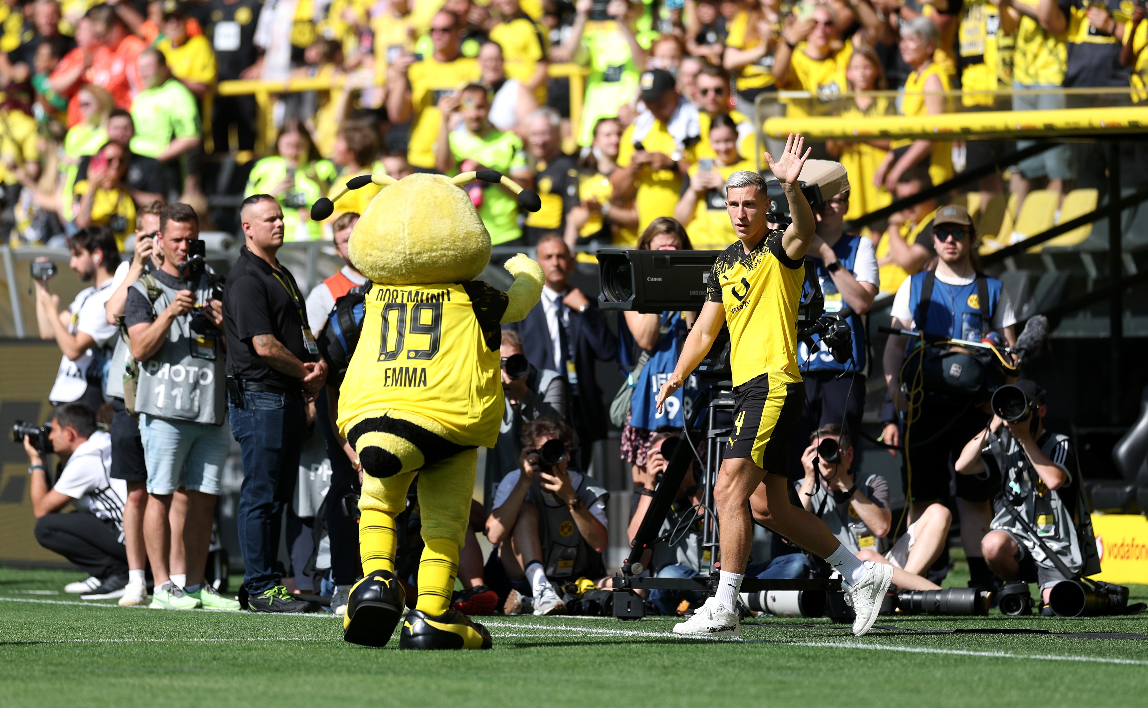Nico Schlotterbeck waves to the Dortmund fans.