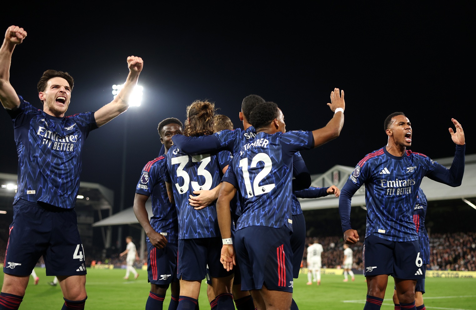 Arsenal players celebrate Leandro Trossard's winning goal against Fulham