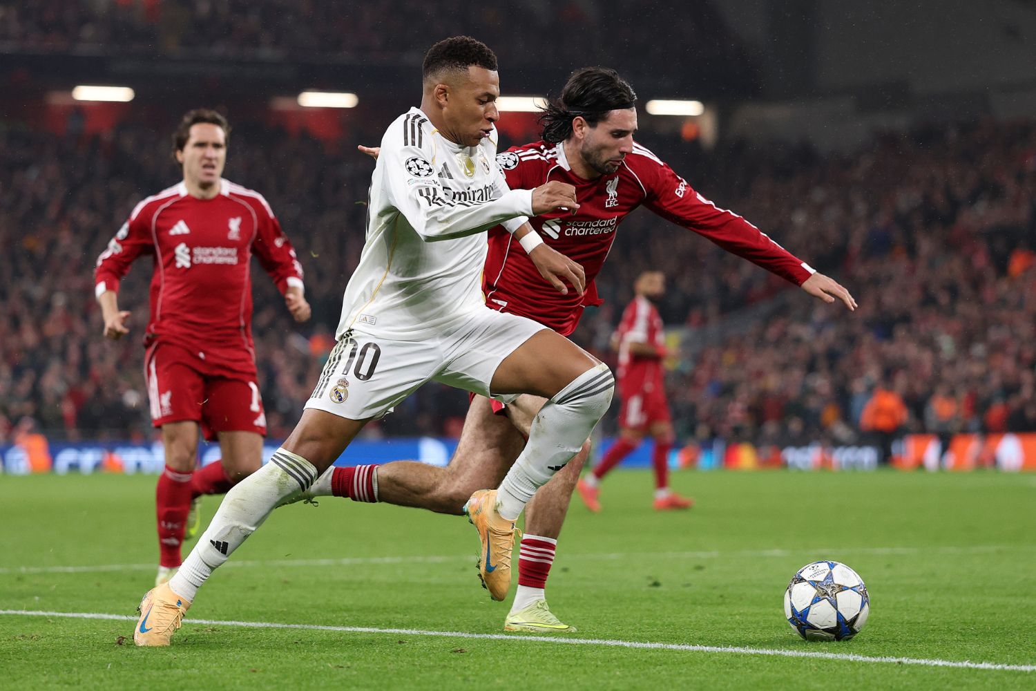 Dominik Szoboszlai battles with Kylian Mbappe