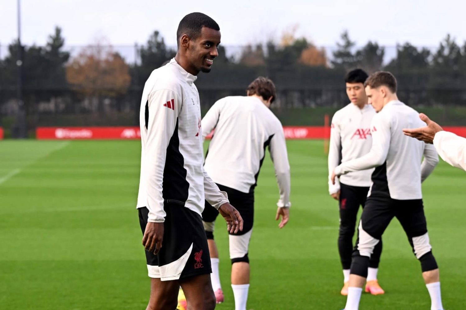 Alexander Isak trains before playing Manchester City