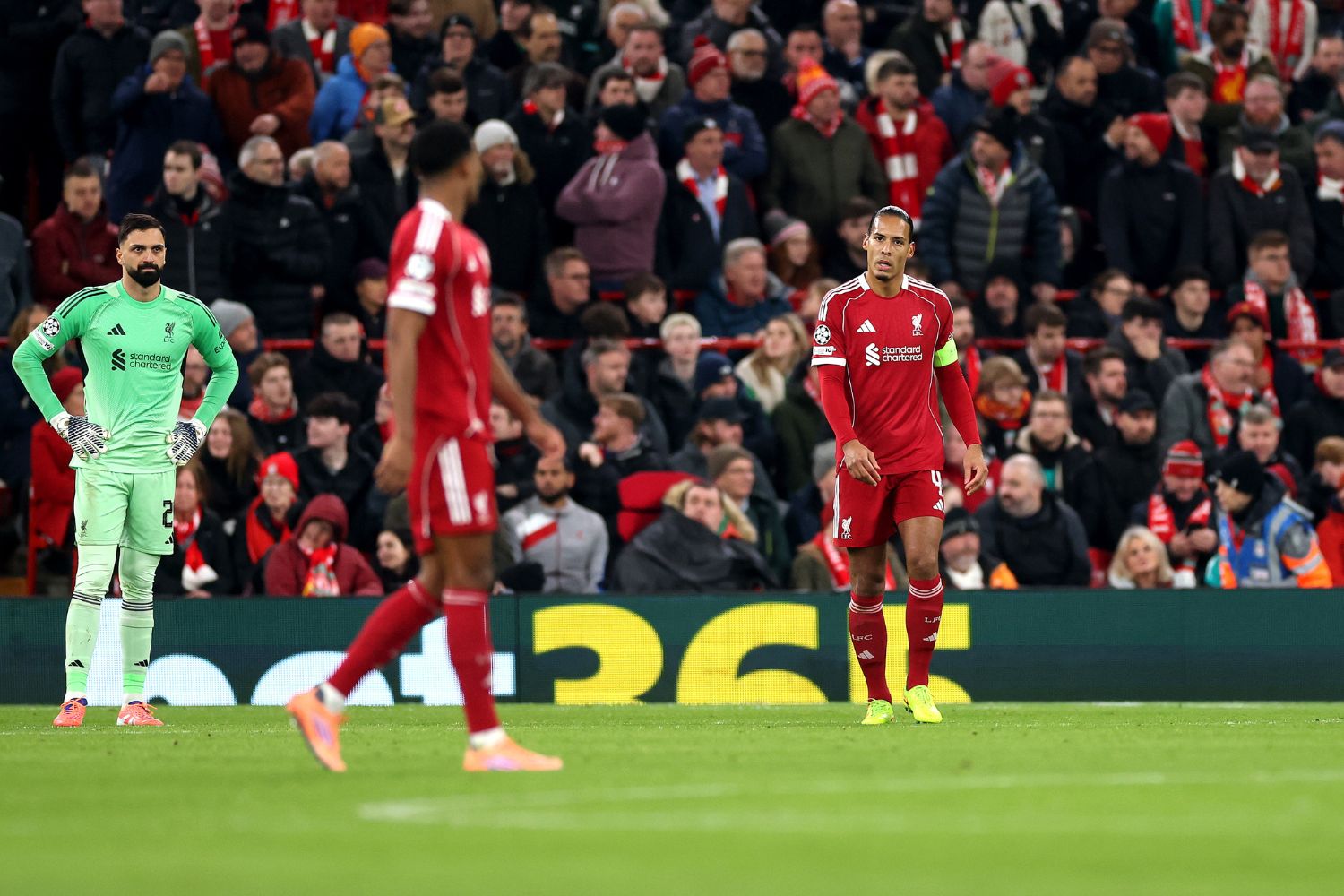 Virgil van Dijk and Giorgi Mamardashvili during the loss to PSV