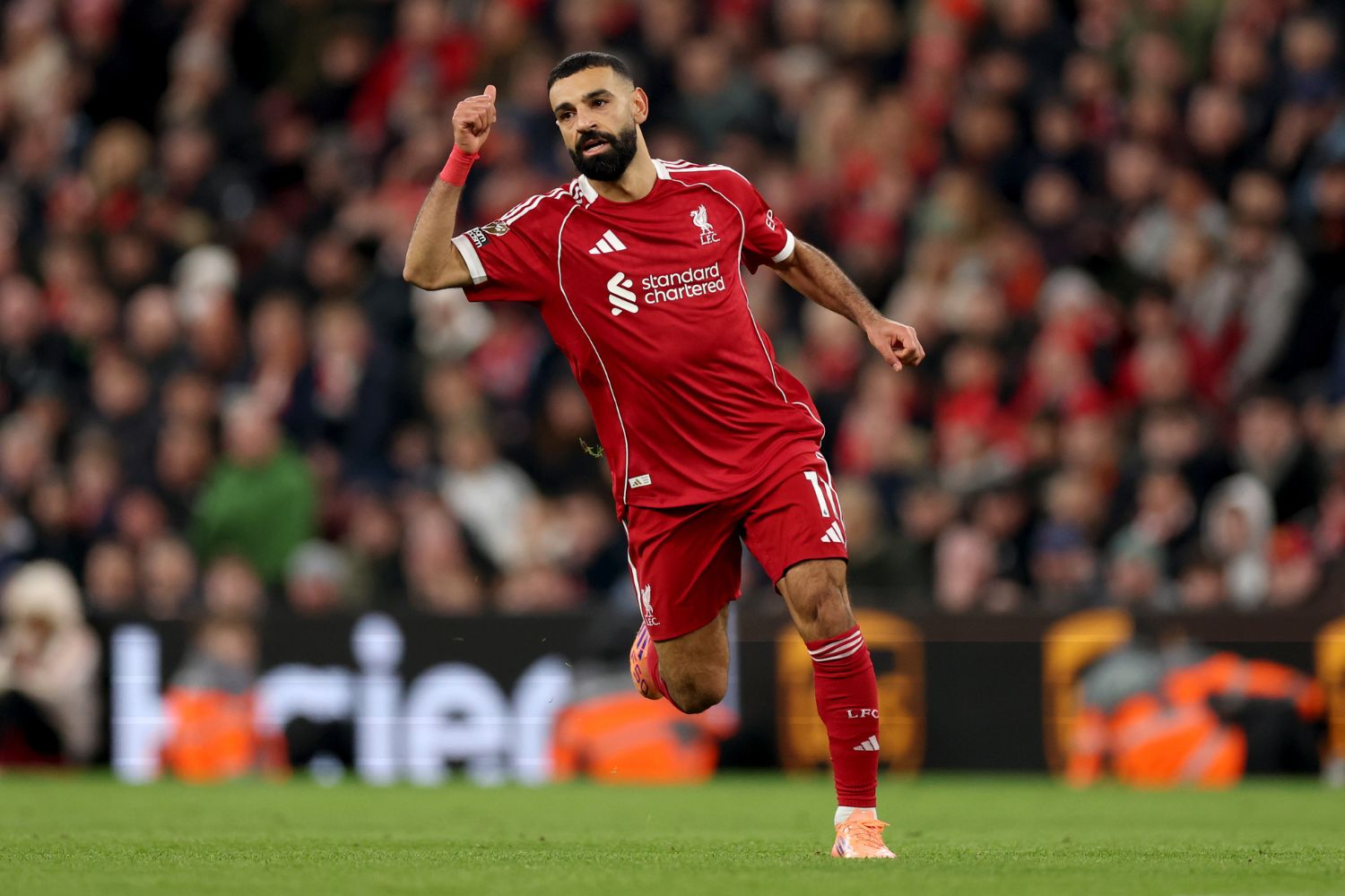 Mo Salah shows a thumbs up to a teammate
